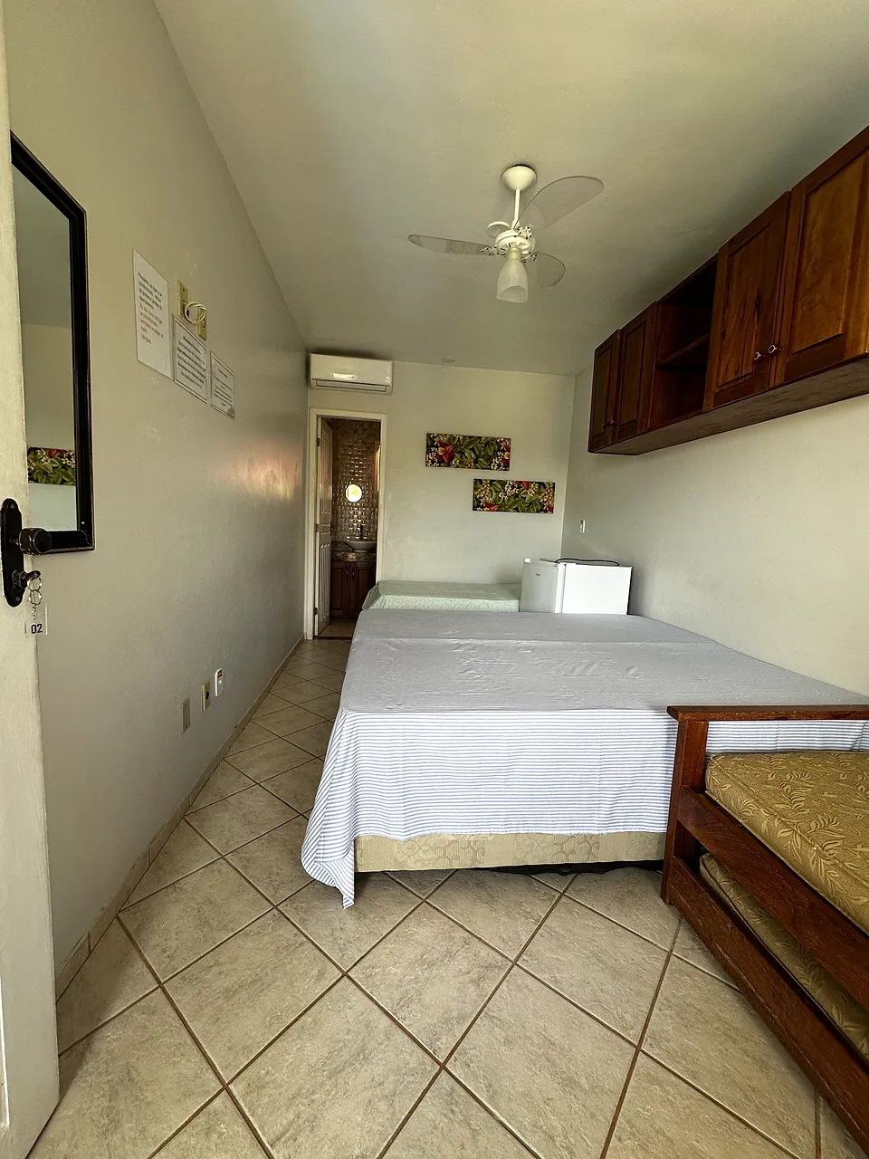 Quarto de casal com bicama e quadros decorativos